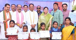 मुंगेली जिले के दुर्गम पहाड़ी क्षेत्र में बसे ग्राम बिजराकछार में पहुँचे मुख्यमंत्री विष्णुदेव साय, सुशासन तिहार के समाधान शिविर में उमड़ा जनसैलाब