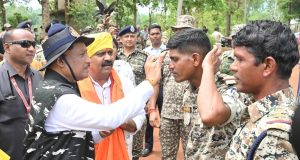 मुख्यमंत्री श्री साय ने बासिंग स्थित बीएसएफ कैम्प पहुंचकर की जवानों की हौसला अफजाई