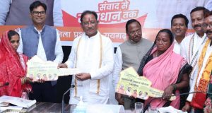 मुख्यमंत्री ने बिरहोर महिलाओं को सौंपी पक्के आवास की चाबी
