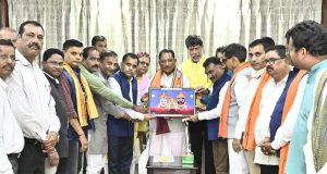 मुख्यमंत्री श्री विष्णु देव साय को बस्तर के ऐतिहासिक ‘गोंचा महापर्व’ का आमंत्रण : ‘तुपकी’ भेंट कर किया गया सम्मान