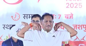 मुख्यमंत्री श्री विष्णु देव ने हजारों लोगों के साथ जिला मुख्यालय जशपुर में किया योगाभ्यास