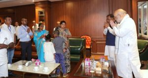 शहादत को नमन: केंद्रीय गृह मंत्री श्री अमित शाह ने शहीद आकाश राव गिरिपुंजे के परिजनों से की मुलाकात