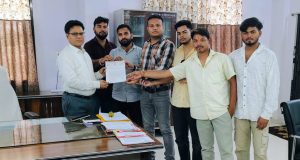 सड़क में घूम रहे आवारा पशुओं की समस्या से छुटकारा दिलाने एनएसयूआई ने सौंपा ज्ञापन