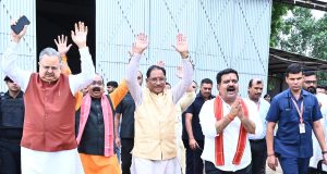 मुख्यमंत्री श्री विष्णुदेव साय कांवड़ियों पर पुष्प वर्षा के लिए हेलीकॉप्टर से कवर्धा के लिए रवाना