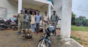 नदी में लगा पानी पम्प( पनडुब्बी) को चोरी करने वाले आरोपियों को गिरफ्तार कर भेजा गया जेल चोरी करने में अपचारी बालक भी शामिल।