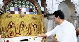 विधायक देवेंद्र यादव ने किया देव सूर्य मंदिर में दर्शन, देशवासियों की सुख-शांति की कामना