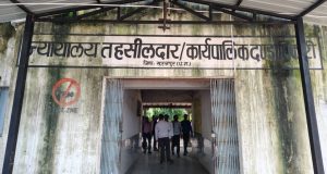 तहसील कार्यालय के बाबू जागेश्वर रजवाड़े को रिश्वत लेते रंगे हाथों पकड़ा एसीबी की टीम !