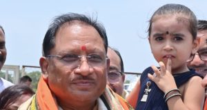 नन्ही सृष्टि को गोद में उठाकर मुख्यमंत्री श्री विष्णु देव साय ने रच दिया अपनत्व और स्नेह का अविस्मरणीय पल