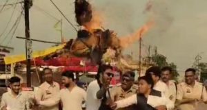 वोट चोरी मामले को लेकर आज छत्तीसगढ़ एन.एस.यू.आई. प्रदेश महासचिव कौनेन अंसारी के नेतृत्व में एन.एस.यू.आई. कार्यकर्ताओं एवं कांग्रेस जनों ने सूरजपुर अग्रसेन चौक में सांकेतिक पुतला दहन किया है।