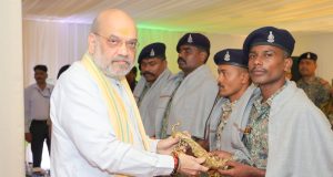 केन्द्रीय गृह एवं सहकारिता मंत्री श्री अमित शाह ने कर्रेगुट्टालु पहाड़ी पर ‘ऑपरेशन ब्लैक फॉरेस्ट’ को सफलतापूर्वक अंजाम देने वाले सीआरपीएफ, छत्तीसगढ़ पुलिस, डीआरजीऔर कोबरा के जवानों से भेंट की और उन्हें सम्मानित किया