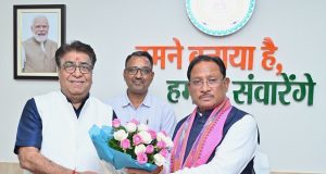 मुख्यमंत्री से ट्रिपल आई टी नया रायपुर के निदेशक प्रोफेसर ओमप्रकाश व्यास ने की सौजन्य मुलाकात