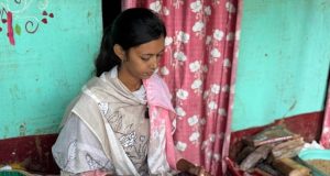 बाढ़ में बही पुस्तकें, टेबलेट भी हुआ खराब, पर नहीं रुकेगी पूनम की प्रतियोगी परीक्षा की तैया