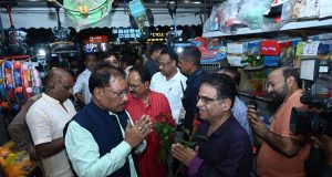 जीएसटी बचत उत्सव का जायजा लेने बाजार पहुंचे मुख्यमंत्री श्री साय