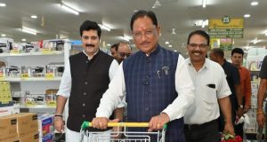 जब मुख्यमंत्री खुद बने ग्राहक : घरेलू सामान की शॉपिंग कर उठाया जीएसटी दरों में कटौती का लाभ