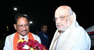 केंद्रीय गृह मंत्री श्री अमित शाह का मुख्यमंत्री श्री विष्णुदेव साय ने स्वामी विवेकानंद विमानतल पर किया आत्मीय स्वागत