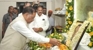 मुख्यमंत्री श्री विष्णु देव साय ने पूर्व विधानसभा उपाध्यक्ष स्वर्गीय श्री बनवारी लाल अग्रवाल को दी श्रद्धांजलि