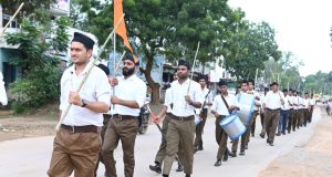 पिथौरा में शस्त्र पूजन एवं भव्य पथ संचलन का आयोजन किया