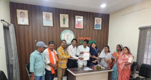 भाजपा उपाध्यक्ष के नेतृत्व में पार्षदों ने अहिवारा नगर पालिका अधिकारी को हटाने की मांग की