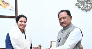 वर्ल्ड कप विजेता भारतीय महिला क्रिकेट टीम की फिजियोथेरेपिस्ट आकांक्षा सत्यवंशी ने मुख्यमंत्री से की मुलाकात