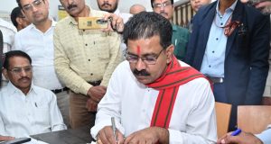 उपमुख्यमंत्री ने मतदान केंद्र पहुंचकर भरा अपना एसआईआर का फॉर्म