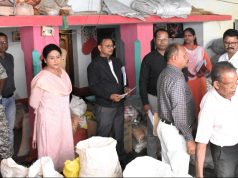 कलेक्टर ने बालोद के गुजरा में फुटकर धान व्यापारी के घर में पहुँच जब्त किए धान का किया अवलोकन