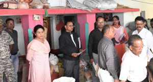 कलेक्टर ने बालोद के गुजरा में फुटकर धान व्यापारी के घर में पहुँच जब्त किए धान का किया अवलोकन