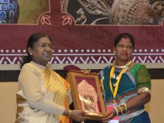 नई दिल्ली के विज्ञान भवन में छत्तीसगढ़ की शिल्पकार श्रीमती हीराबाई झरेका बघेल को आज धातुकला में उत्कृष्ट योगदान के लिए राष्ट्रपति श्रीमती द्रौपदी मुर्मु ने राष्ट्रीय हस्तशिल्प पुरस्कार से सम्मानित किया।