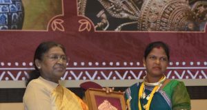 छत्तीसगढ़ की गौरवशाली धातुकला को राष्ट्रीय पहचान: ढोकरा–बेलमेटल शिल्पकार श्रीमती हीराबाई झरेका बघेल को राष्ट्रीय हस्तशिल्प पुरस्कार