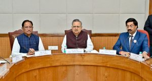 विधानसभा अध्यक्ष डॉ रमन सिंह की अध्यक्षता में आज यहां विधानसभा के समिति कक्ष में कार्य मंत्रणा समिति की बैठक आयोजित की गई।बैठक में मुख्यमंत्री श्री विष्णु देव साय, उपमुख्यमंत्री श्री अरुण साव, संसदीय कार्य मंत्री श्री केदार कश्यप सहित समिति के सदस्य उपस्थित थे।