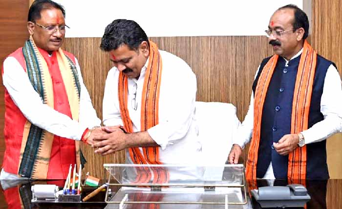 छत्तीसगढ़ के नए उपमुख्यमंत्री विजय शर्मा ने बनाई नई शुरुआत, प्रधानमंत्री मोदी और अन्य नेताओं के साथ शपथ ग्रहण के समर्पण समारोह में उत्कृष्ट उपस्थिति छत्तीसगढ़ के नए उपमुख्यमंत्री विजय शर्मा ने बनाई नई शुरुआत, प्रधानमंत्री मोदी और अन्य नेताओं के साथ शपथ ग्रहण के समर्पण समारोह में उत्कृष्ट उपस्थिति