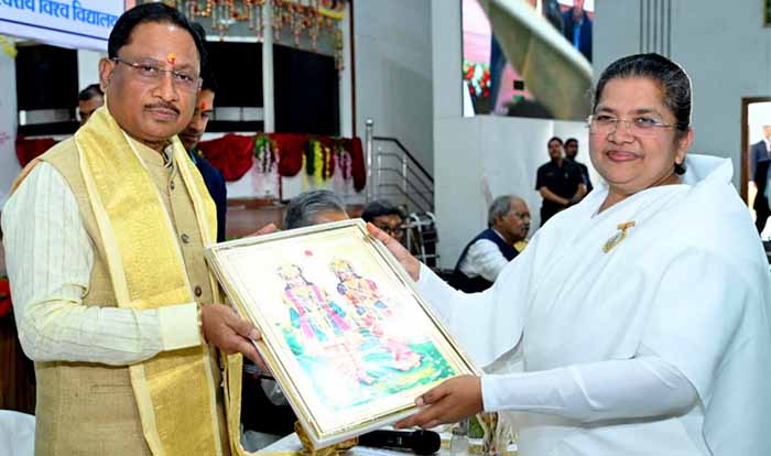 मुख्यमंत्री श्री विष्णु देव साय ने ब्रह्माकुमारी बहनों के साथ ब्रह्म भोजन का आनंद लिया; आग्रह किया अध्यक्ष और सदस्यों को माउंट आबू आने का