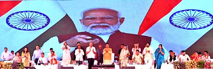 प्रधानमंत्री ने छत्तीसगढ़ की 70 लाख महिलाओं को दिया महतारी वंदन, काशी से वीडियो कॉन्फ्रेंसिंग के जरिए जुड़े