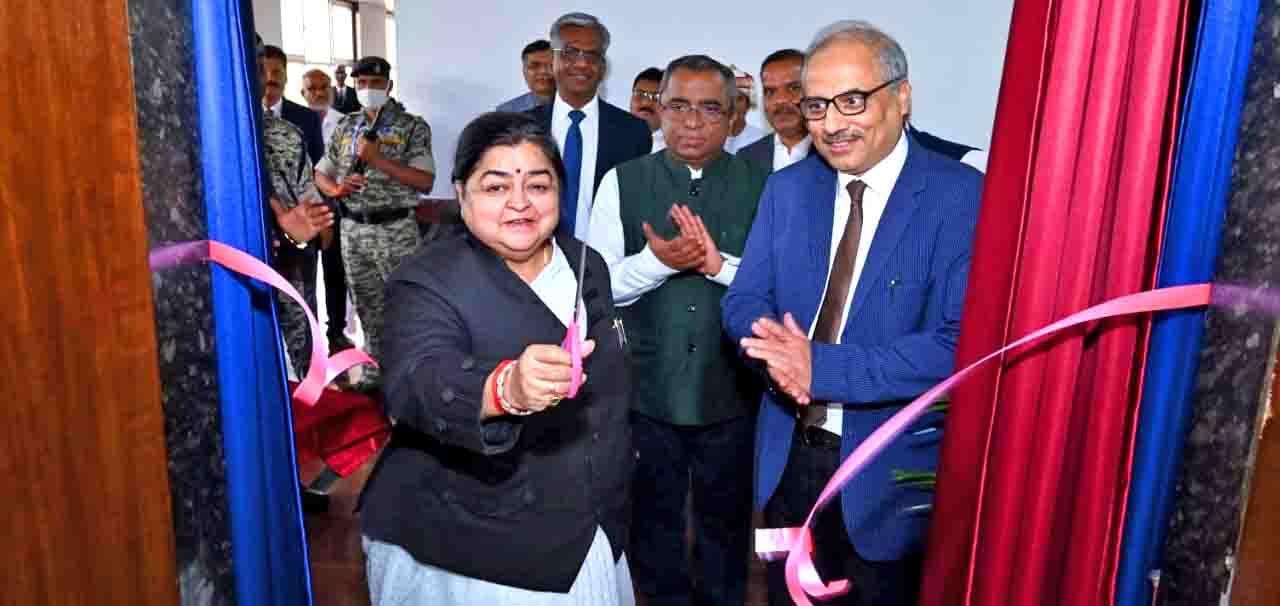 मुख्य न्यायाधीश श्री रमेश सिन्हा द्वारा नवीन चिकित्सालय कक्ष एवं बच्चों के झूलाघर का उद्घाटन