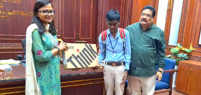 कलेक्टर सुश्री ऋचा प्रकाश चौधरी ने दृष्टिहीन दिव्यांग को लैपटॉप प्रदान किया