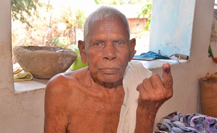 102 वर्षीय ने पहली बार मतदान किया: एक अद्भुत लोकतंत्र की उपस्थिति 102 वर्षीय ने पहली बार मतदान किया: एक अद्भुत लोकतंत्र की उपस्थिति