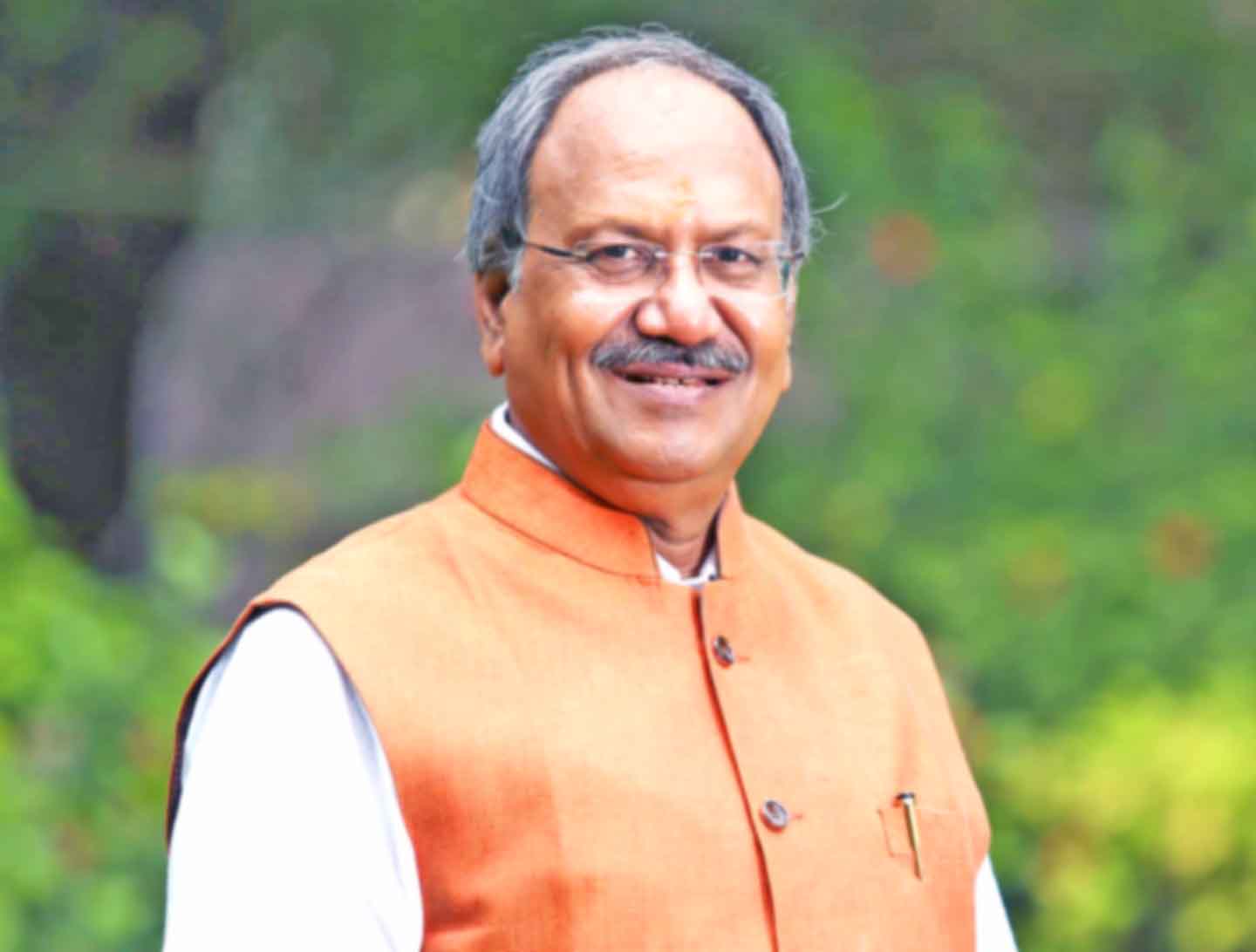 भाजपा में कांग्रेस के पदाधिकारी शामिल, रायपुर लोकसभा क्षेत्र के भाजपा प्रत्याशी बृजमोहन अग्रवाल द्वारा स्वागत  रायपुर, 26 अप्रैल 2024: भारतीय जनता पार्टी को अपने राष्ट्रवादी विचारों और सिद्धांतों के माध्यम से प्रभावित होकर कई कांग्रेस के पदाधिकारी और सदस्य भाजपा में शामिल हो रहे हैं। इसी श्रृंखला में असंगठित कामगार कांग्रेस और किसान कांग्रेस के दर्जनों पदाधिकारी ने अपने सैकड़ों कार्यकर्ताओं के साथ रायपुर लोकसभा क्षेत्र के भाजपा प्रत्याशी बृजमोहन अग्रवाल के समक्ष भाजपा में प्रवेश किया।  पदाधिकारियों ने भगवा गमछा पहनकर किया प्रवेश कराने का अभिनंदन। असंगठित कामगार कांग्रेस के प्रदेश अध्यक्ष आलोक पांडे ने हाल ही में भाजपा में प्रवेश किया था और इसके बाद अब अन्य सदस्यों की भी झड़ी लग गई है।  भाजपा के प्रत्याशी बृजमोहन अग्रवाल के लिए असंगठित कामगार कांग्रेस और किसान कांग्रेस के पदाधिकारी ने विश्वास जताया कि उनके सक्षम नेतृत्व में रायपुर लोकसभा क्षेत्र में भाजपा की जीत होगी।  आलोक पांडे ने भारतीय जनता पार्टी की विकास परक सोच की सराहना करते हुए कहा कि लोग कांग्रेस के खिलाफ उनकी उपेक्षा का आरोप लगा रहे हैं और इसी कारण वे भाजपा में शामिल हो रहे हैं