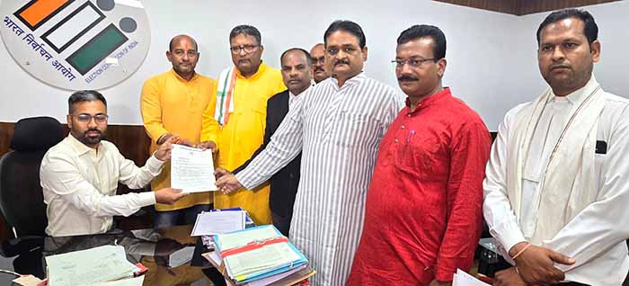 प्रधानमंत्री के राजभवन में रुकने पर कांग्रेस ने चुनाव आयोग में शिकायत की प्रधानमंत्री के राजभवन में रुकने पर कांग्रेस ने चुनाव आयोग में शिकायत की