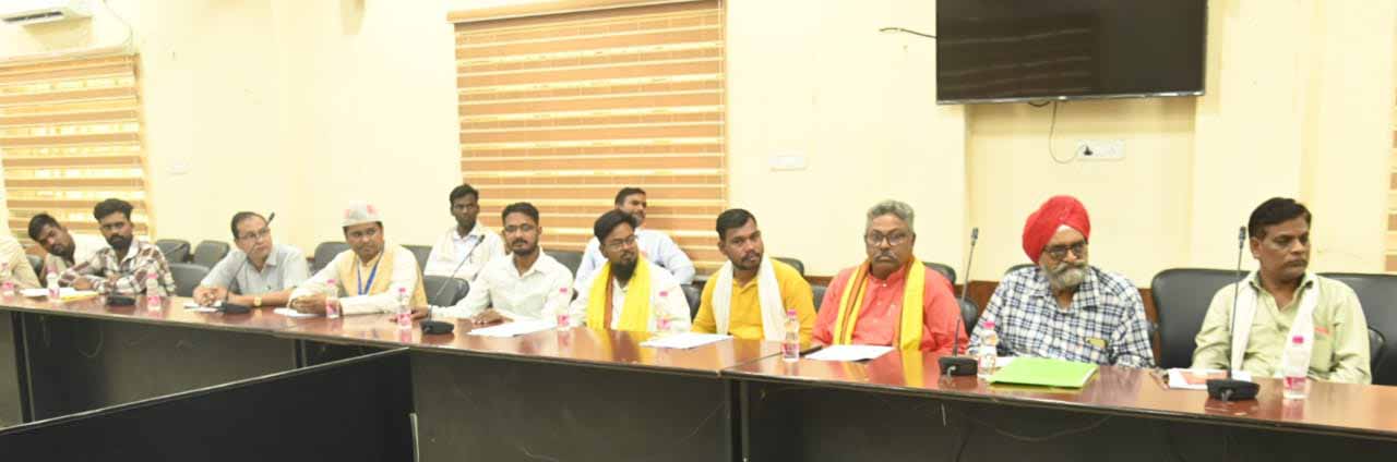 लोकसभा निर्वाचन-2024: आदर्श आचरण संहिता के संबंध में प्रेक्षकगणों ने ली अभ्यर्थियों की बैठक