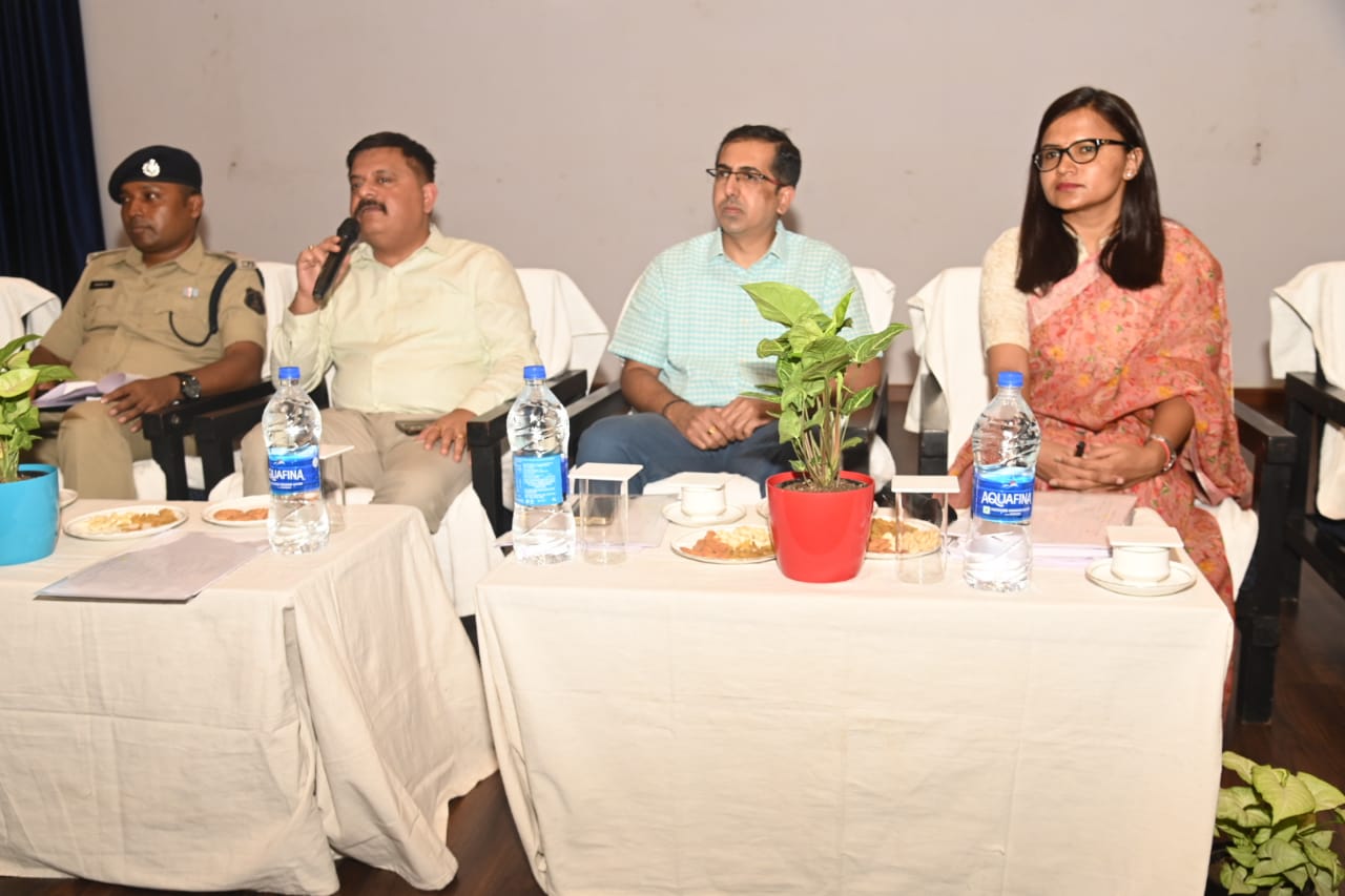 लोकसभा निर्वाचन 2024: सभी तरह के वाहनों की करें सघन जांच- कलेक्टर एवं जिला निर्वाचन अधिकारी