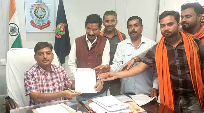 शिवसेना ने मजदूरों की मौत के मुआवजे की मांग को लेकर सौंपा ज्ञापन शिवसेना ने मजदूरों की मौत के मुआवजे की मांग को लेकर सौंपा ज्ञापन