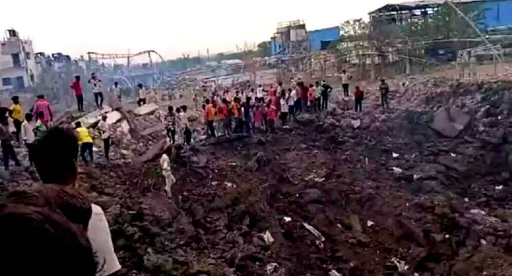 बेमेतरा फैक्ट्री ब्लास्ट: छत्तीसगढ़ के बेमेतरा जिले में जोरदार विस्फोट, एक की मौत, छह घायल बेमेतरा फैक्ट्री ब्लास्ट: छत्तीसगढ़ के बेमेतरा जिले में जोरदार विस्फोट, एक की मौत, छह घायल