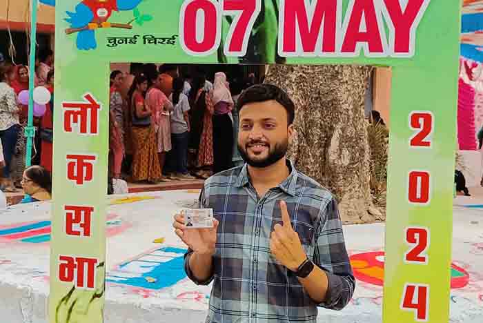 लोकतंत्र के महापर्व में शामिल हुए युवा मतदाता, मतदान में शामिल होकर निभाई अपनी जिम्मेदारी