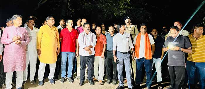 बलौदाबाजार में प्रदर्शनकारियों द्वारा तोड़फोड़ और आगजनी की घटना पर उपमुख्यमंत्री का दौरा बलौदाबाजार में प्रदर्शनकारियों द्वारा तोड़फोड़ और आगजनी की घटना पर उपमुख्यमंत्री का दौरा