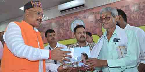 जनदर्शन: किसी को व्हीलचेयर, किसी को मोटराइज्ड ट्रायसायकल तो किसी को मिला कृत्रिम पैर जनदर्शन: किसी को व्हीलचेयर, किसी को मोटराइज्ड ट्रायसायकल तो किसी को मिला कृत्रिम पैर