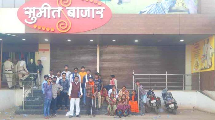 शिवसेना की मांग: बेमेतरा सुमित बाजार के मैनेजर को तुरंत गिरफ्तार कर जेल भेजा जाए शिवसेना की मांग: बेमेतरा सुमित बाजार के मैनेजर को तुरंत गिरफ्तार कर जेल भेजा जाए