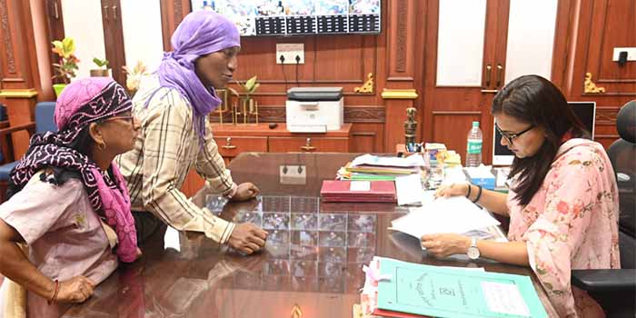 शासकीय सड़क पर अवैध कब्जा कर दिवाल निर्माण की कलेक्टर से की शिकायत