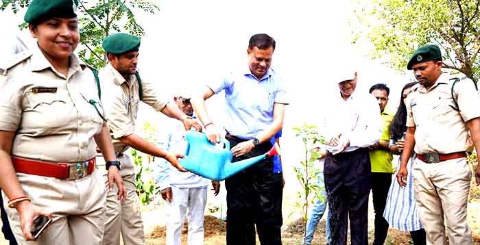 दुर्ग जिले में विश्व पर्यावरण दिवस पर ‘स्वच्छ हरित ग्राम सप्ताह’ की शुरुआत: अमृत सरोवर स्थलों पर वृक्षारोपण और जल संरक्षण गतिविधियों का आयोजन दुर्ग जिले में विश्व पर्यावरण दिवस पर ‘स्वच्छ हरित ग्राम सप्ताह’ की शुरुआत: अमृत सरोवर स्थलों पर वृक्षारोपण और जल संरक्षण गतिविधियों का आयोजन