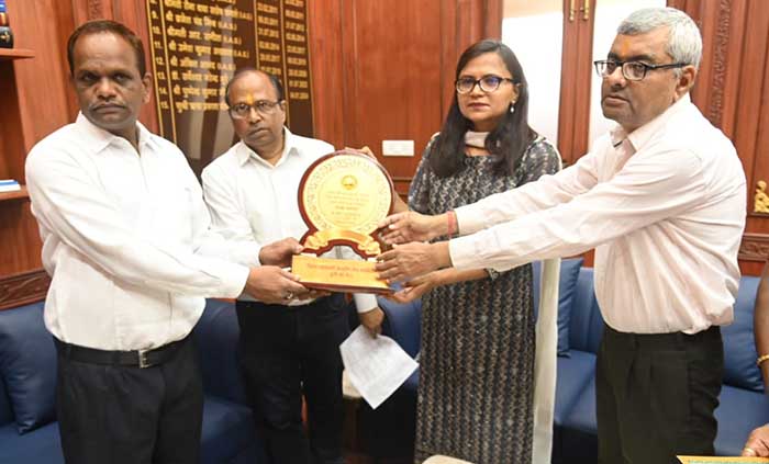 दुर्ग में ‘पैक्स कम्प्यूटराईजेशन’ योजना के तहत प्राथमिक कृषि साख सहकारी समितियों का डिजिटलाइजेशन: उत्कृष्ट प्रदर्शन करने वालों को कलेक्टर द्वारा सम्मानित