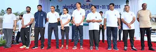 दशम अंतर्राष्ट्रीय योग दिवस रविशंकर स्टेडियम दुर्ग में आयोजित योगा कार्यक्रम में शामिल हुए उप मुख्यमंत्री श्री शर्मा