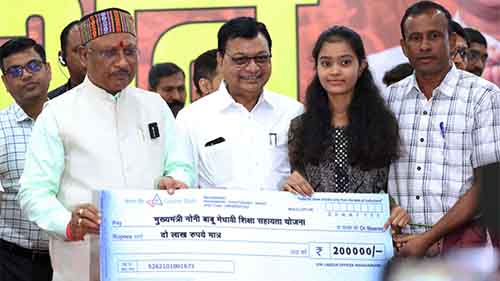 मुख्यमंत्री ने ‘‘नोनी बाबू मेधावी शिक्षा सहायता योजना’’ में 13 विद्यार्थियों को वितरित किए दो-दो लाख रुपए की राशि के चेक मुख्यमंत्री ने ‘‘नोनी बाबू मेधावी शिक्षा सहायता योजना’’ में 13 विद्यार्थियों को वितरित किए दो-दो लाख रुपए की राशि के चेक